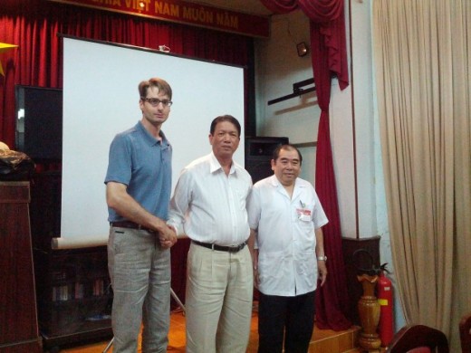 Matthew Markus meeting with traditional medicine practitioners in Hanoi